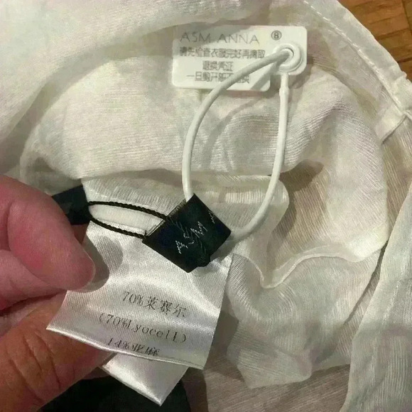 White 3/4 sleeve blouse with shell button detail - Picture 4 of 9